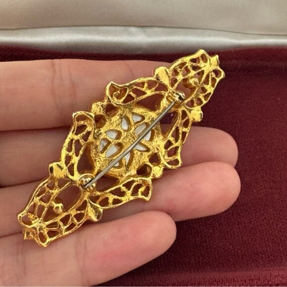 ✨Elegant Vintage Gold and Pearl Brooch